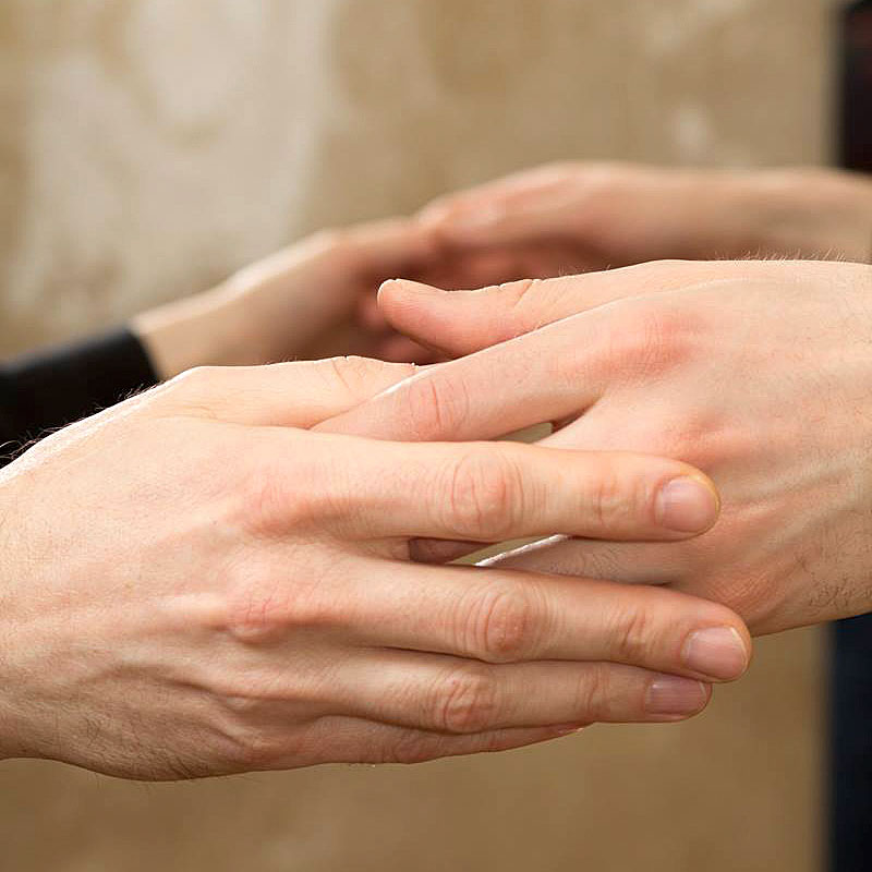 Zwei Hände die sich berühren